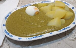 Egyszerű sóskamártás receptje Sóskamártás, sóskaszósz egy tálban, tojással.