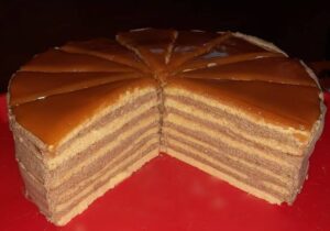 A dobos torta egy hatlapos piskóta csokikrémmel töltve, tetején karamellel. Elkészítése babrás, de könnyíthetünk rajta.