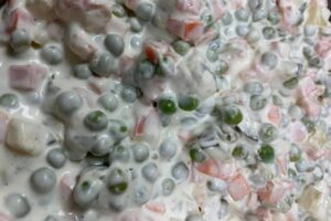 A franciasaláta a zöldségek, alma, uborka, és majonézes öntet tökéletes kavalkádja
