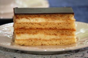 Mézes krémes recept Mézes krémes - tejbegrízes krémmel, savanykás lekvárral, csokoládé bevonattal