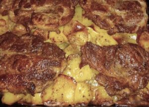 Mustáros tarja hagymás krumplival sült tarja